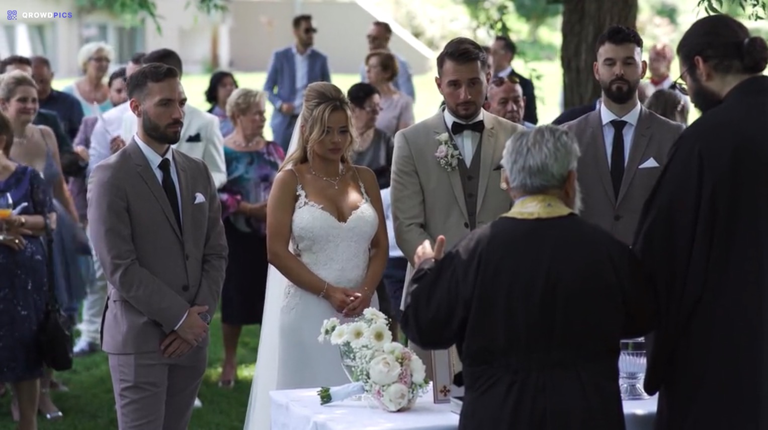 The full-screen slideshow displaying a guest photo at a venue